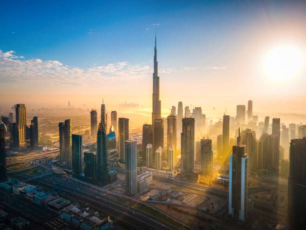 تعرّف على المنطقة الحرة في دبي أم البرّ الرئيسي: أي هيكل أعمال هو الأنسب لك؟ من takweenadvisory.ae